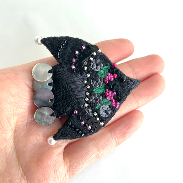 "Black berry bird" 鳥刺繍ブローチ 2枚目の画像