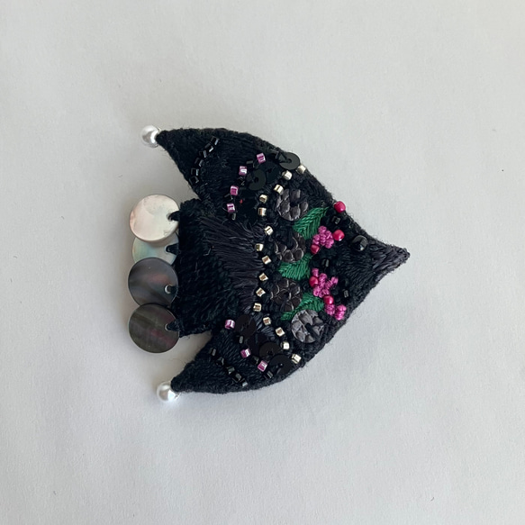 "Black berry bird" 鳥刺繍ブローチ 1枚目の画像