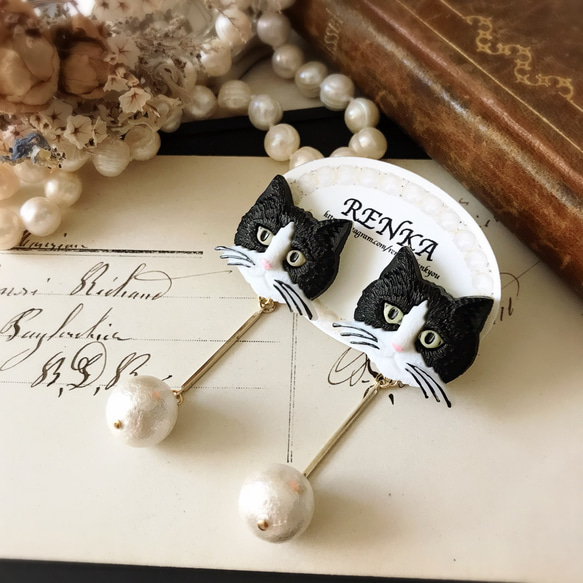 おひげが可愛い黒猫＆肉球 樹脂フックピアス2ペアセット 猫 黒猫
