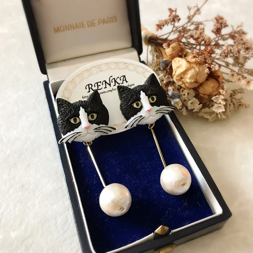 黒×白猫のパールロングピアス【ネコ・アニマル・大人可愛い・キッチュ