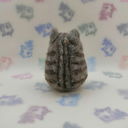 羊毛フェルトの猫のおもちゃ　ちょっと大きい猫ボール　キジトラ白 3枚目の画像
