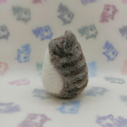 羊毛フェルトの猫のおもちゃ　ちょっと大きい猫ボール　キジトラ白 2枚目の画像