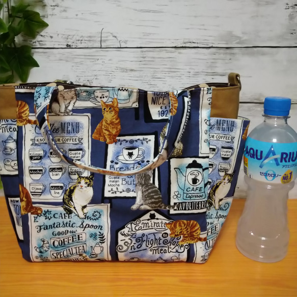 肉球いっぱい！猫カフェ 2wayトートバッグ ネイビー 4枚目の画像