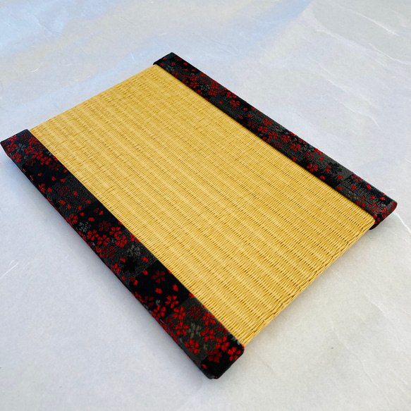 ミニ畳 黄金色　桐生織物～市松柄と赤小桜～ 1枚目の画像