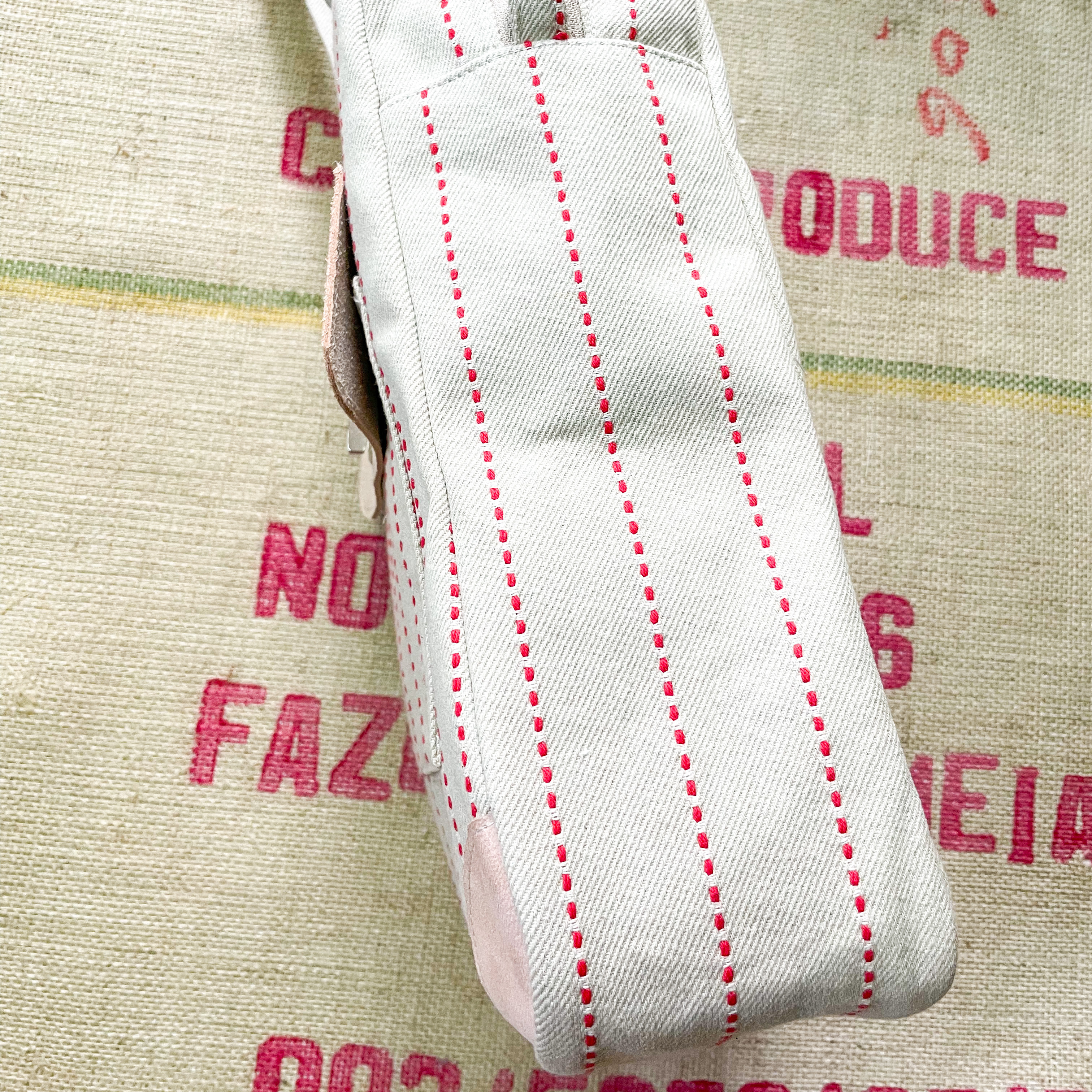 ベージュ×赤ライン縦長ボストントート