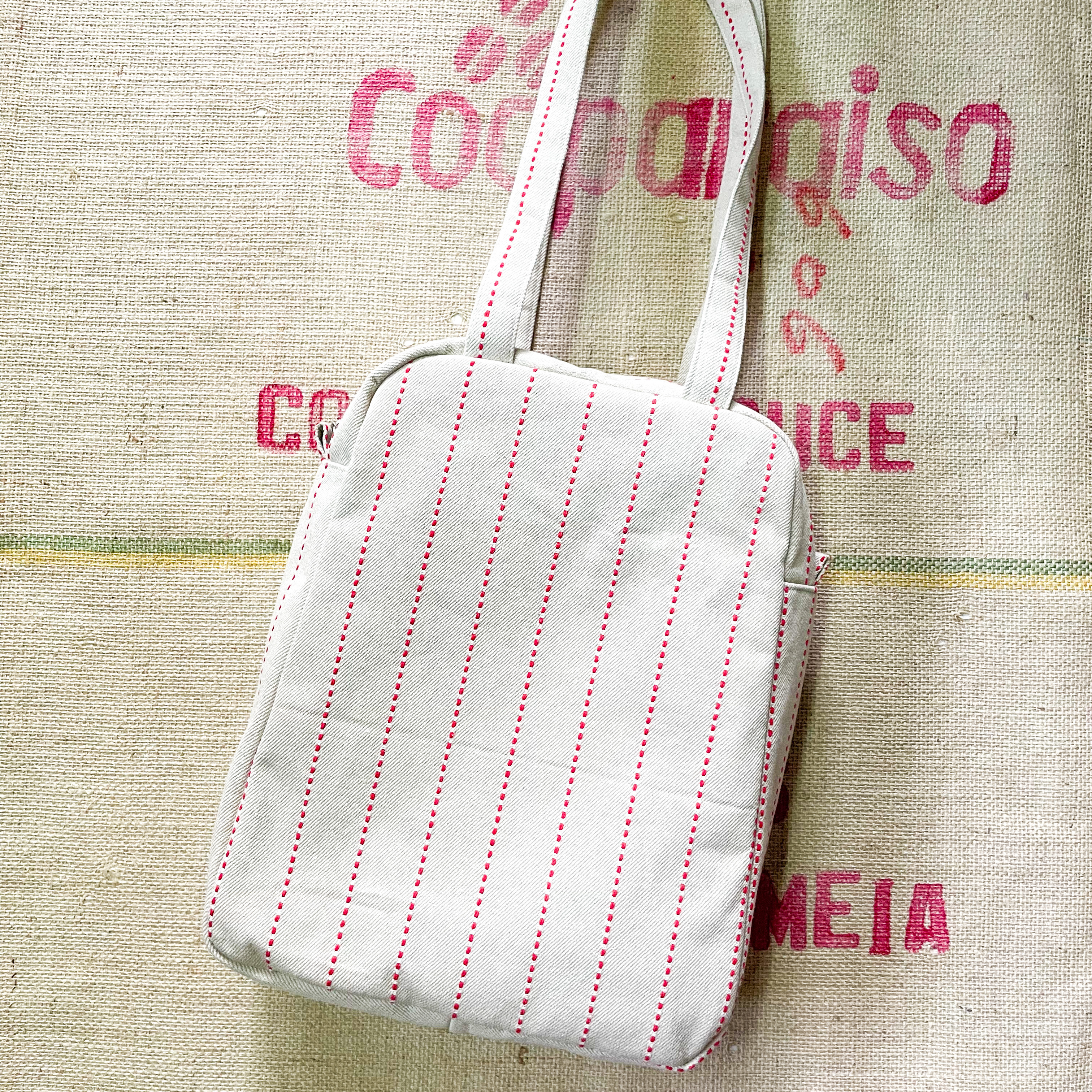 ベージュ×赤ライン縦長ボストントート