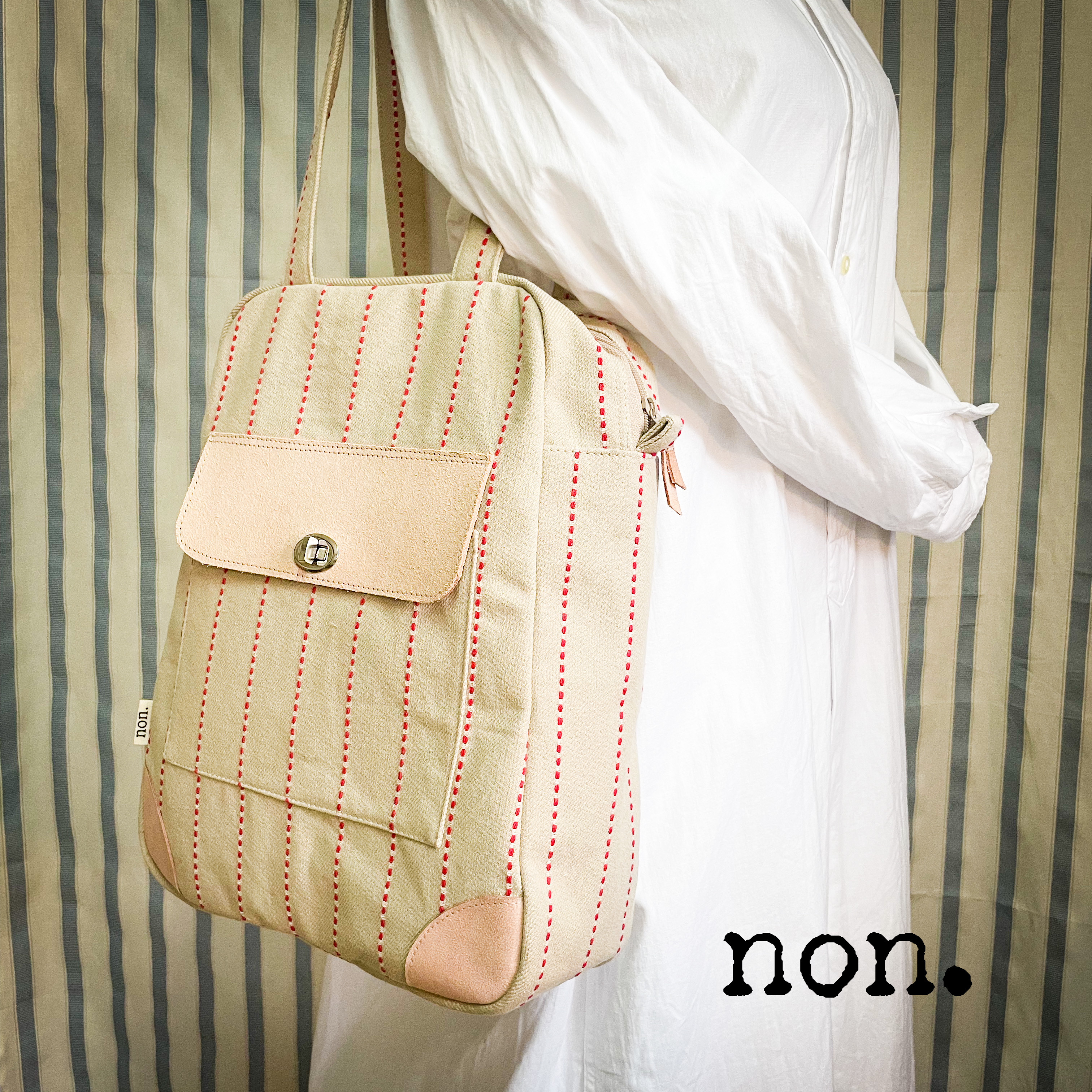 ベージュ×赤ライン縦長ボストントート