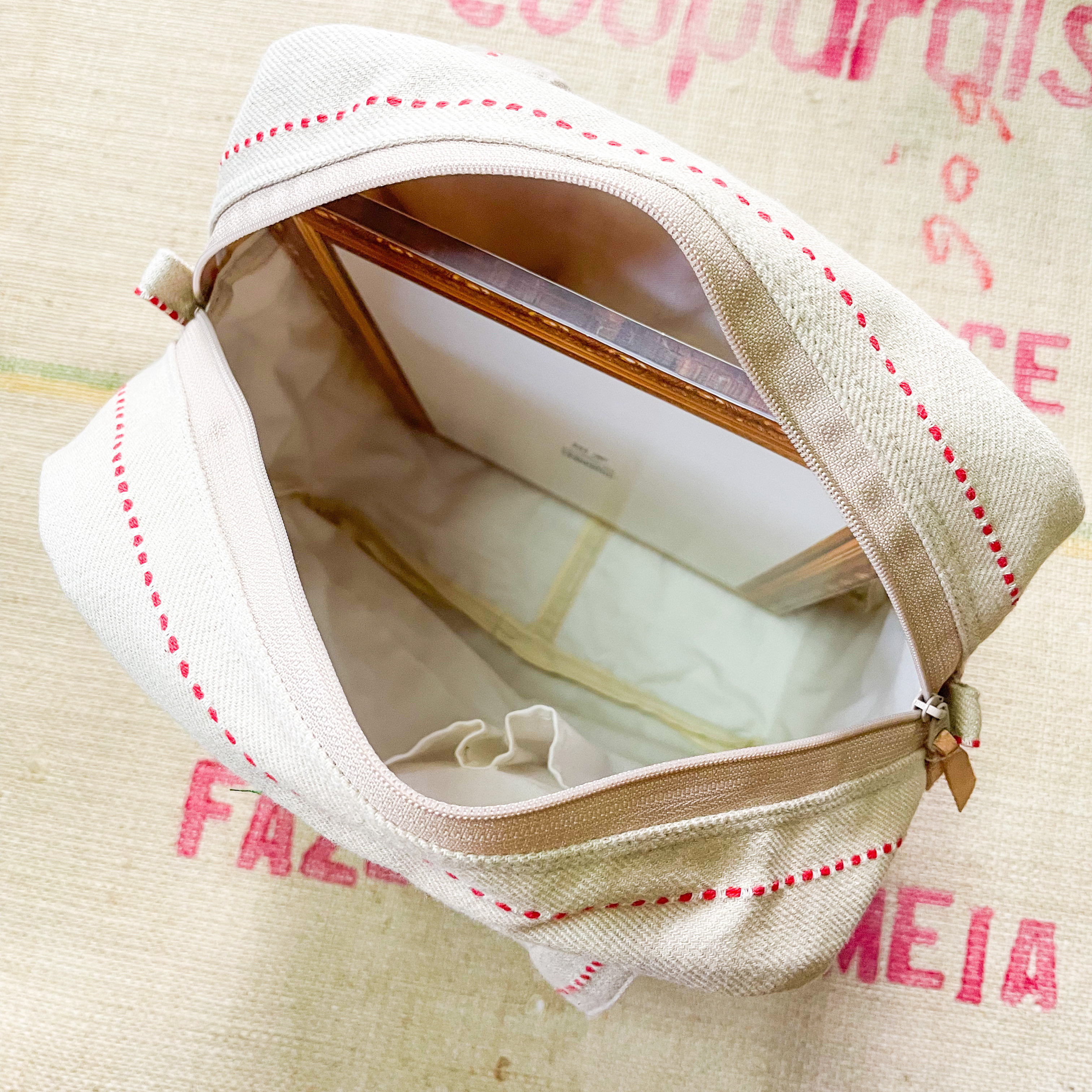 ベージュ×赤ライン縦長ボストントート