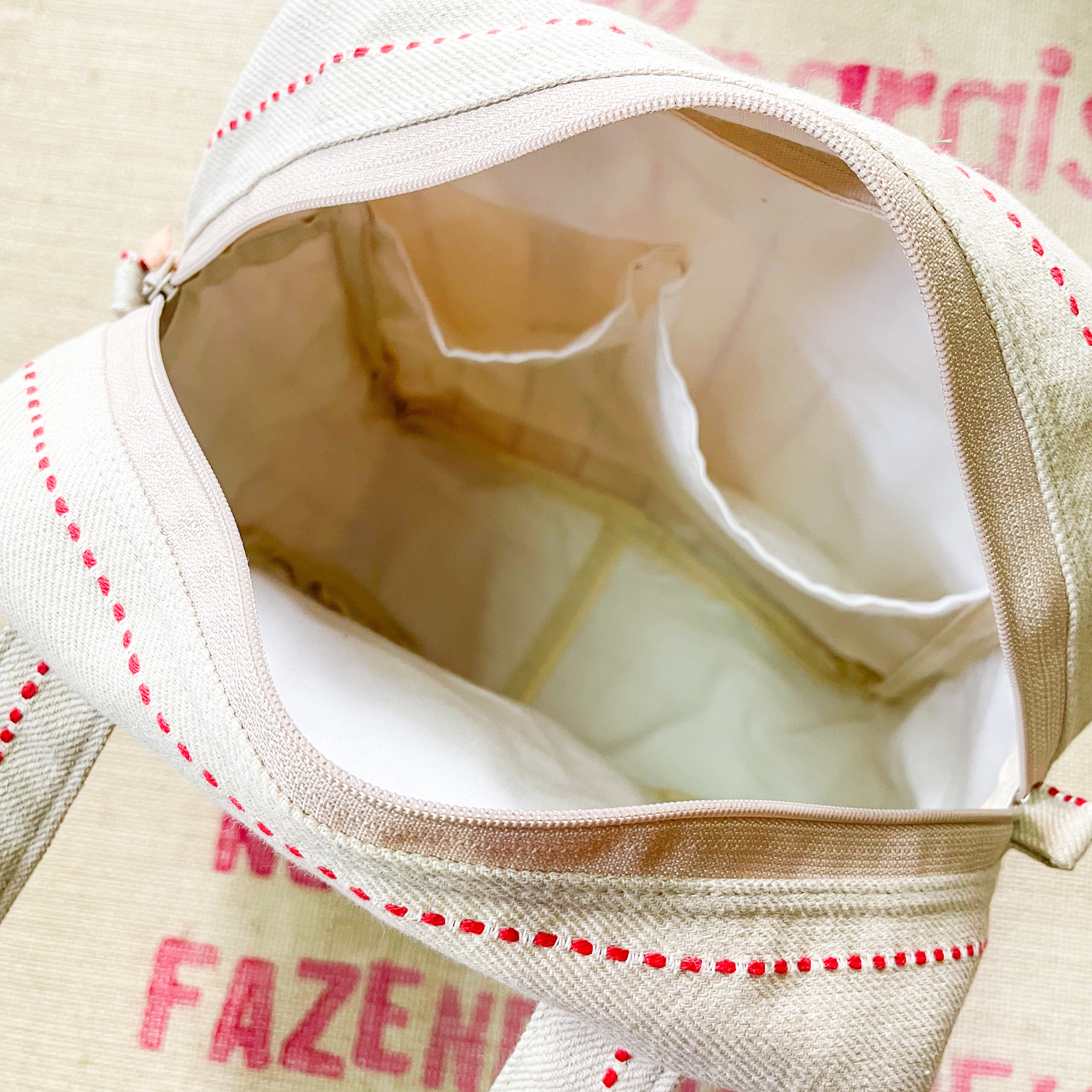 ベージュ×赤ライン縦長ボストントート