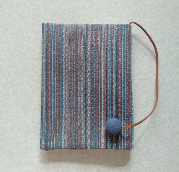 布のブックカバー（縦縞青） 1枚目の画像