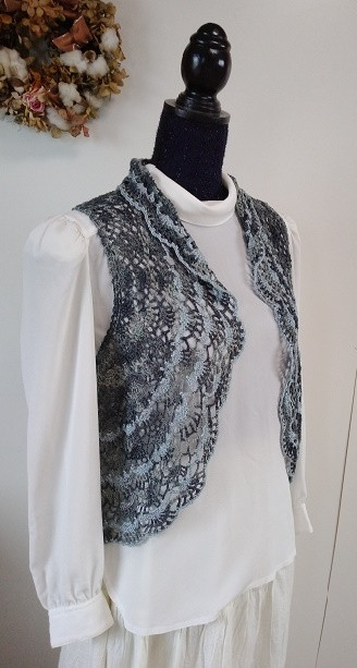 送料無料！！コサージュ付き、夏糸で編んだ、ピーコックベスト～～！