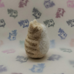 羊毛フェルトの猫のおもちゃ　ちょっと大きい猫ボール　クリームトラ白 4枚目の画像