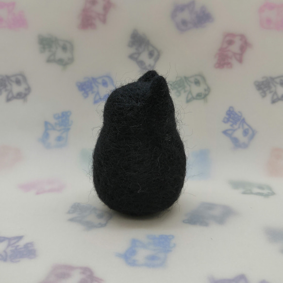 羊毛フェルトの猫のおもちゃ　ちょっと大きい猫ボール　黒 2枚目の画像