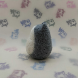 羊毛フェルトの猫のおもちゃ　ちょっと大きい猫ボール　グレイ白 2枚目の画像