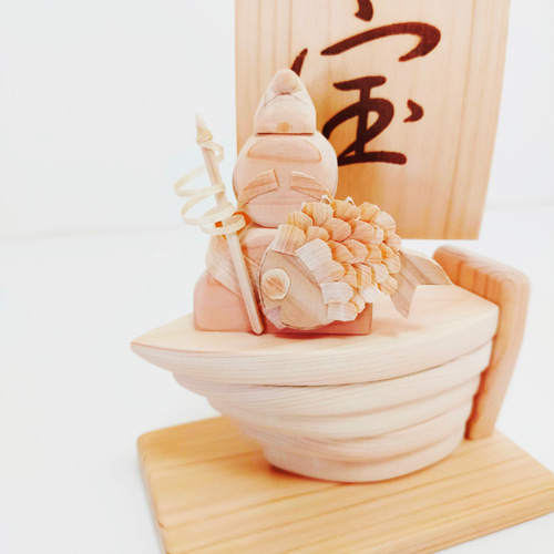 恵比寿天 1福神と宝船 ひのきの無垢材で制作しました。 その他置物