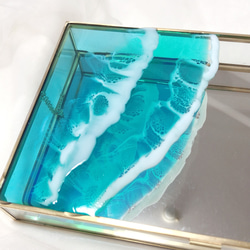 【限定1点】透明感抜群♪さざ波が幻想的な海レジンアートの蓋付きガラス製アクセサリーミラーケース・小物入れ(エメラルド) 3枚目の画像