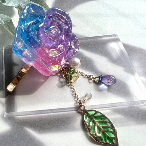 レジン】ピンク×ブルー×パープル キラキラ揺れる 三色薔薇のポニー 
