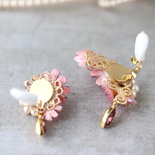 特集掲載》モーブピンク色のコスモスときらめくbijouのピアス