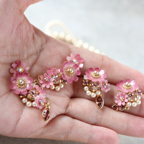 特集掲載》モーブピンク色のコスモスときらめくbijouのピアス