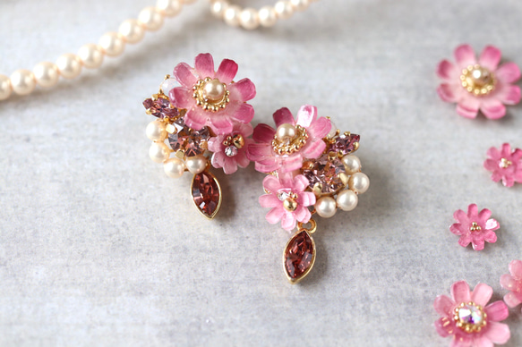 特集掲載》モーブピンク色のコスモスときらめくbijouのピアス