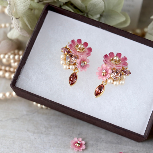 特集掲載》モーブピンク色のコスモスときらめくbijouのピアス