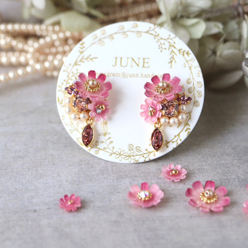 特集掲載》モーブピンク色のコスモスときらめくbijouのピアス