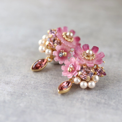 特集掲載》モーブピンク色のコスモスときらめくbijouのピアス