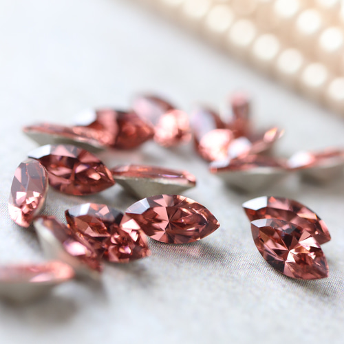 特集掲載》モーブピンク色のコスモスときらめくbijouのピアス