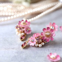 紫粉色波斯菊和水晶首飾耳環/耳環（右耳）+耳夾（左耳） 鮮花、禮品 第2張的照片