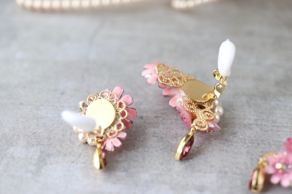 紫粉色波斯菊和水晶首飾耳環/耳環（右耳）+耳夾（左耳） 鮮花、禮品 第16張的照片