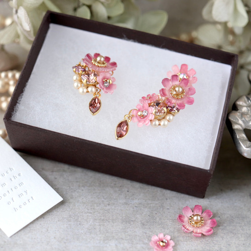 モーブピンク色のコスモスときらめくbijouのピアス／イヤリング（右耳