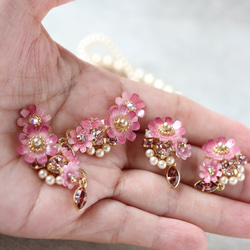 紫粉色波斯菊和水晶首飾耳環/耳環（右耳）+耳夾（左耳） 鮮花、禮品 第13張的照片