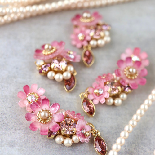 モーブピンク色のコスモスときらめくbijouのピアス／イヤリング（右耳