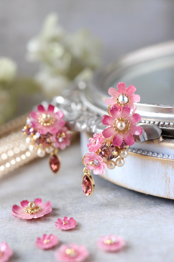 モーブピンク色のコスモスときらめくbijouのピアス／イヤリング（右耳