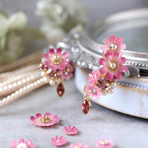 モーブピンク色のコスモスときらめくbijouのピアス／イヤリング（右耳