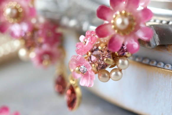 紫粉色波斯菊和水晶首飾耳環/耳環（右耳）+耳夾（左耳） 鮮花、禮品 第5張的照片