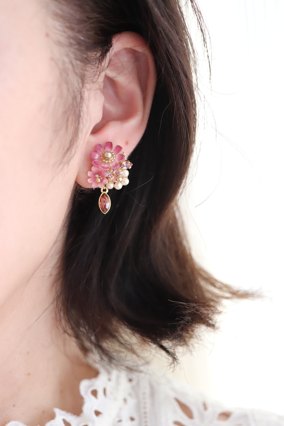 紫粉色波斯菊和水晶首飾耳環/耳環（右耳）+耳夾（左耳） 鮮花、禮品 第4張的照片