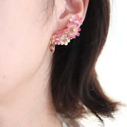 モーブピンク色のコスモスとクリスタルbijouのピアス／イヤリング（右耳）+イヤーカフ（左耳）　花、ギフト 3枚目の画像
