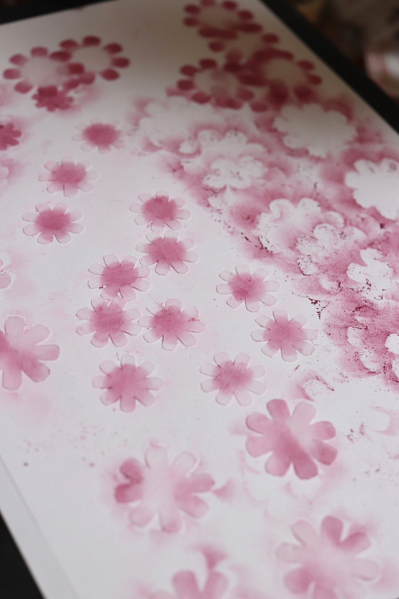 モーブピンク色のコスモスとクリスタルbijouのピアス／イヤリング（右耳）+イヤーカフ（左耳）　花、ギフト 7枚目の画像