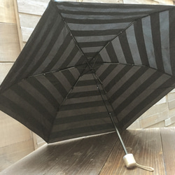 訳あり！(｡>ω<)ﾉ　晴雨兼用折りたたみ傘 黒グレー ボーダー　撥水加工　UV加工 3枚目の画像