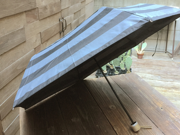 訳あり！(｡>ω<)ﾉ　晴雨兼用折りたたみ傘 黒グレー ボーダー　撥水加工　UV加工 2枚目の画像