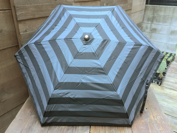 訳あり！(｡>ω<)ﾉ　晴雨兼用折りたたみ傘 黒グレー ボーダー　撥水加工　UV加工 1枚目の画像