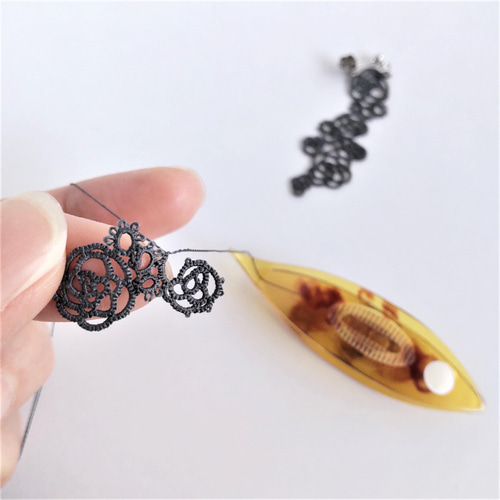 絹糸のバラ模様 タティングレース編み【クラシックミックス】ピアス  