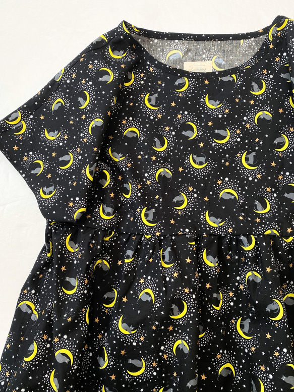黑貓和新月 * 寬鬆棉質短袖連身裙 * 100% 棉 * 有口袋 * 蝙蝠袖 * 夜空和星星圖案 第9張的照片