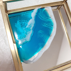 【限定1点】透明感抜群♪さざ波が幻想的な海レジンアートのガラス製アクセサリーミラーケース・インテリア(エメラルド) 3枚目の画像