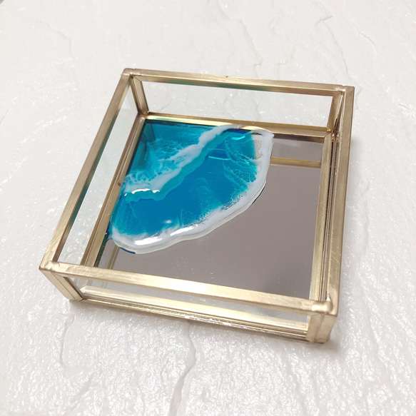 【限定1点】透明感抜群♪さざ波が幻想的な海レジンアートのガラス製アクセサリーミラーケース・インテリア(エメラルド) 1枚目の画像
