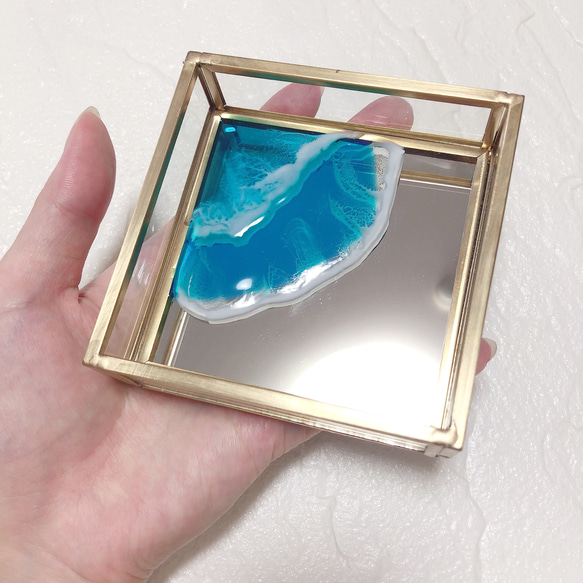 【限定1点】透明感抜群♪さざ波が幻想的な海レジンアートのガラス製アクセサリーミラーケース・インテリア(エメラルド) 4枚目の画像