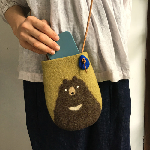 受注制作】羊毛フェルト ツキノワグマのスマホポシェット スマホ 