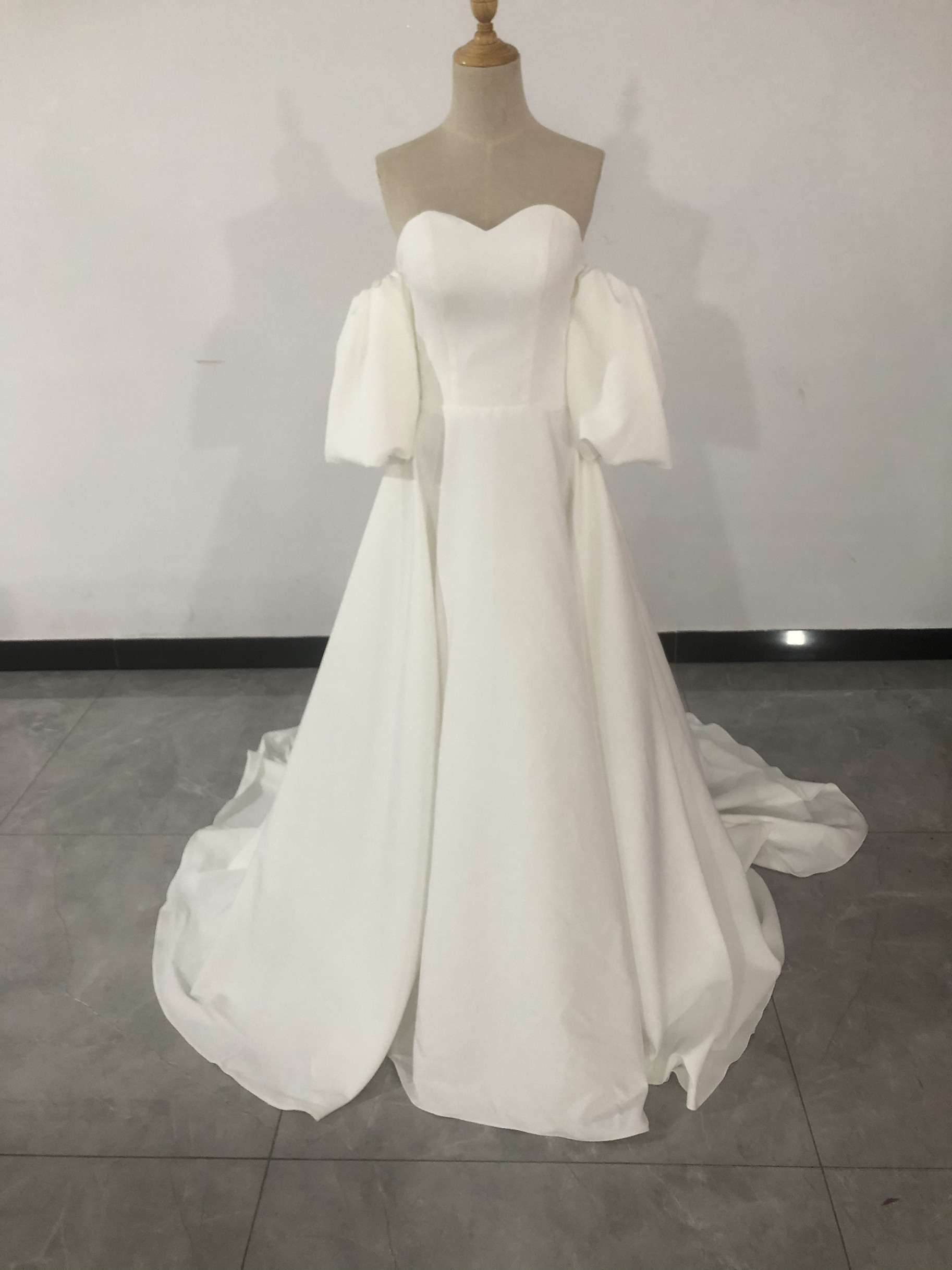 人気上昇 オフショル ホワイト パーティードレス 二次会 前撮り 挙式 パフスリーブ　マット生地　ウエディングドレス