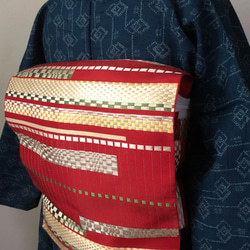 正絹　名古屋帯　チェリーレッドに刺繍糸で変わり市松パターン 4枚目の画像